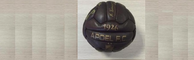 Συλλεκτική μπάλα του ΑΠΟΕΛ υπογεγραμμένη από τους ποδοσφαιριστές της ομάδας